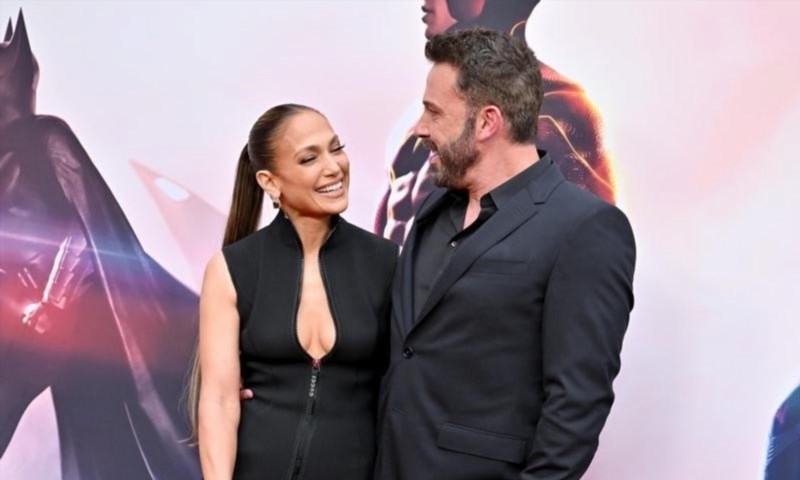 ben affleck and jlo buy an unexpected t shirt while shopping 189142